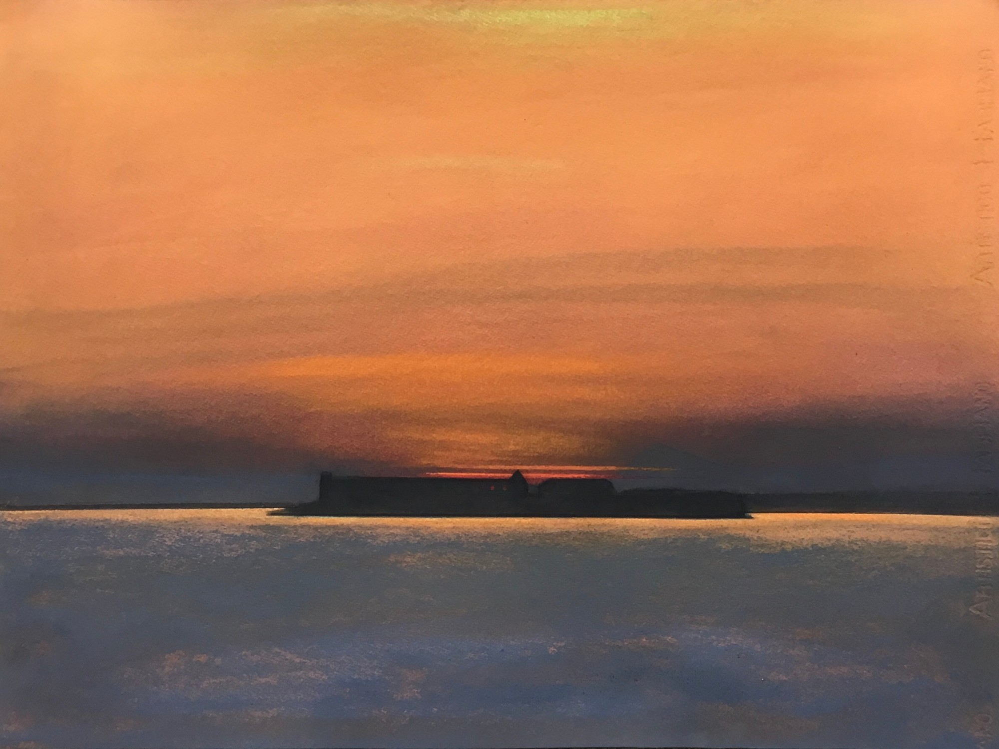 Pastellgemälde, das die schwarzen Umrisse einer Insel im Sonnenuntergang zeigt.